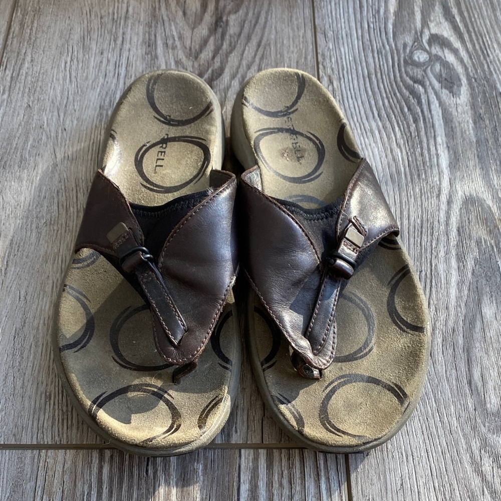 Merrell Brown and Beige Leather Thong Sandals with Circular Insole Print